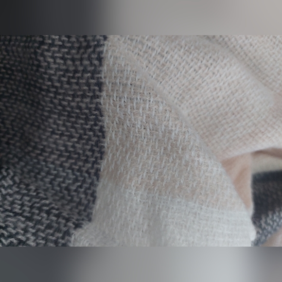 Lot of three scarves (red plaid by Chaps, tan cashmere pashmina, pink soft knit) - Picture 9 of 13